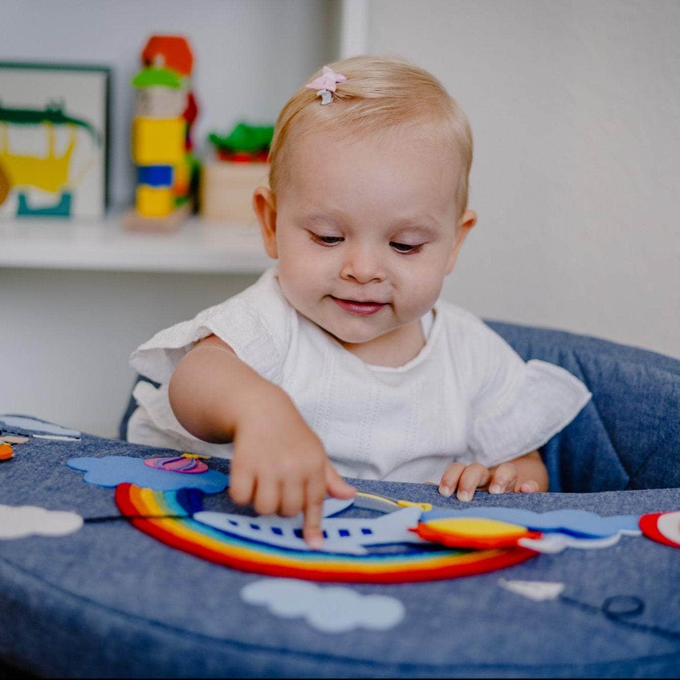 Activity chair round Activity chair Rondo blue with rainbow cushion